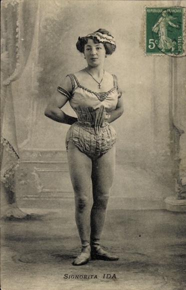Postcard Commercy Lothringen Meuse, Signorita Ida, dressed in a jersey, stands in front of a curtain.
