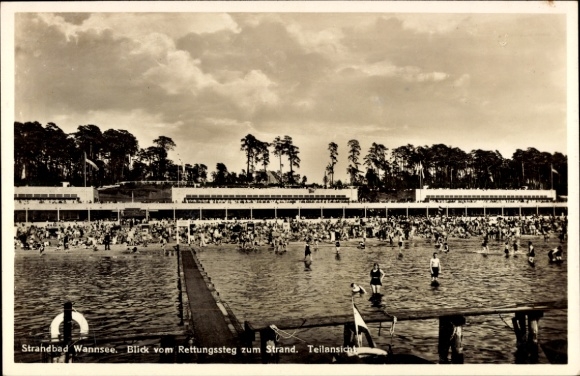 Ak Berlin Zehlendorf Wannsee, Strandbad  Blick vom Rettungssteg, viele Schwimmer, Teilansicht