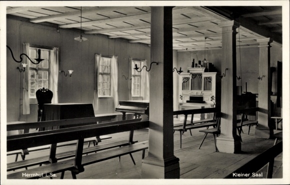 Ak Herrnhut in der Oberlausitz Sachsen, Innenansicht, kleiner Saal, Holzstühle, Fenster, Klavier