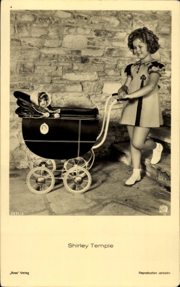 Ak Schauspielerin Shirley Temple, Portrait im Kleid mit Puppenwagen