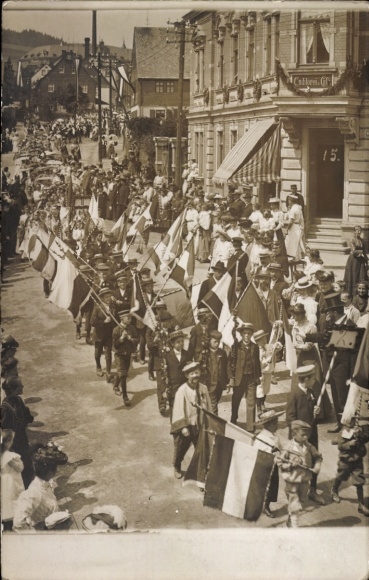 Photo Postcard Lauter Bernsbach in the Ore Mountains Saxony, parade, boys with flags, pastry shop, café