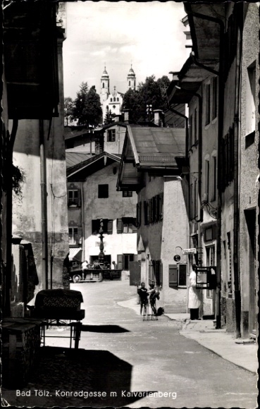 Postcard Bad Tölz in Upper Bavaria, Konradgasse, view of Kalvarenberg, old architecture