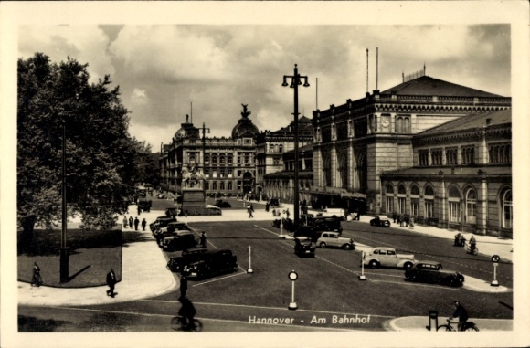 Ak Hannover in Niedersachsen, Straßenpartie, Bahnhof, Autos, Parkplatz