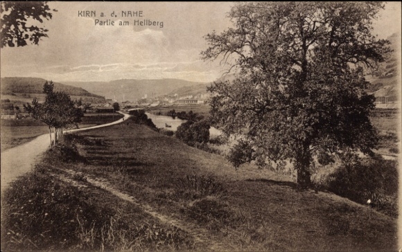 Ak Kirn an der Nahe, Landschaft mit Baum, Weg, Hügel,  Partie am Hellberg