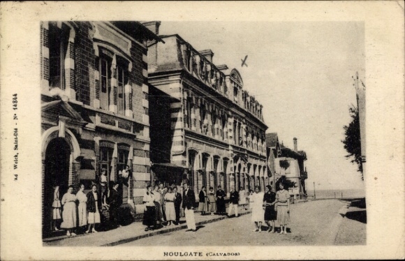 Ak Houlgate Calvados, Historische Straßenansicht, Gebäude, Menschen, 1940er Jahre, Calvados