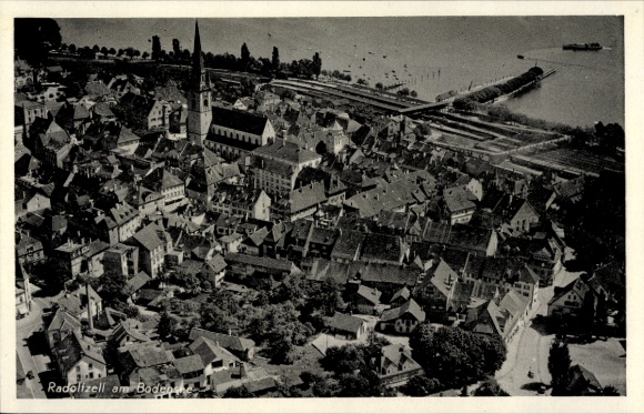 Ak Radolfzell am Bodensee, luchtfoto van Radolfzell, kerk, huizen, meer