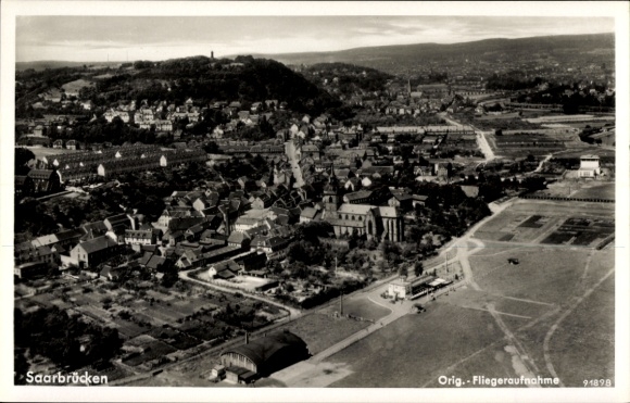Ak Saarbrücken im Saarland, Luftaufnahme von   Gebäude, ländliche Umgebung, 1937