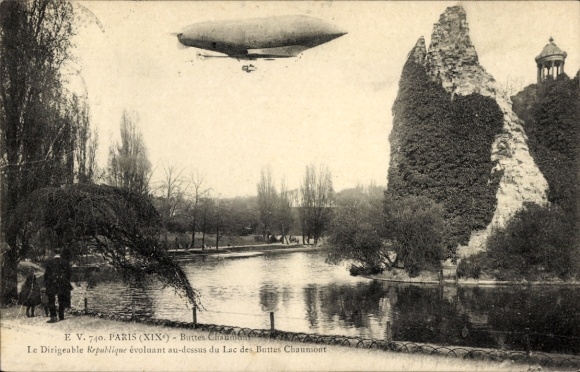 Ak Paris XIX Buttes Chaumont, luchtschip over het meer, Buttes Chaumont, parklandschap, historisch...