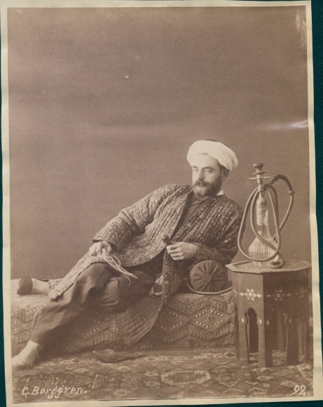 Photo Ottoman Empire, circa 1880, Ottoman smoking hookah, turban, photographer G. Berggren