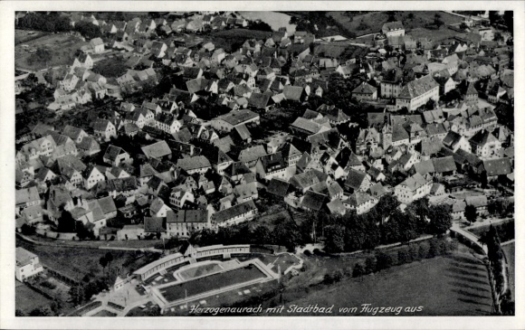 Ak Herzogenaurach in Mittelfranken, Luftaufnahme von  Stadtbad, Häuser