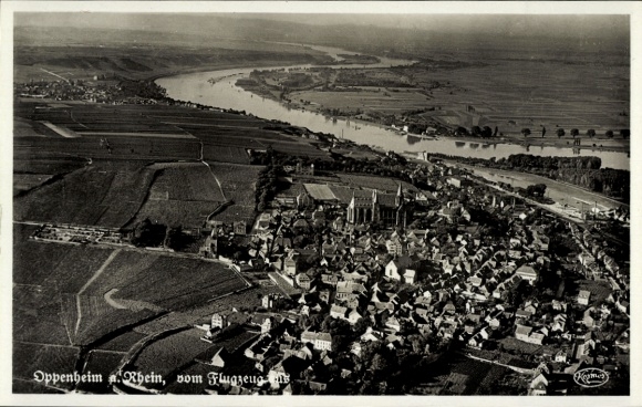 Ak Oppenheim am Oberrhein, Luftaufnahme von Oppenheim, Rheinfluss, Weinberge, Stadtansicht