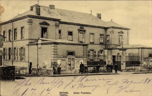 Ak Rethel Ardennes, Historisches Gebäude, Unterprefektur, Menschen davor, schwarz-weiß Foto