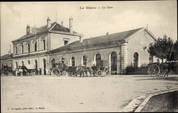 Ak Le Blanc Indre, Bahnhof Straßenseite, Kutschen