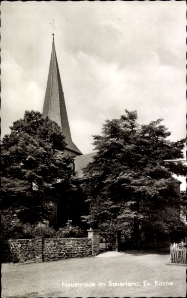 Ak Neuenrade im Sauerland, Evangelische Kirche, Neuenrade im Sauerland, Bäume, Zaun