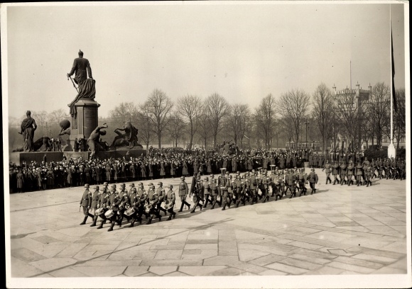 Ak Berlin, Militärparade, Deutsche Soldaten, Musikkorps, Bismarck Denkmal, Weimarer Republik
