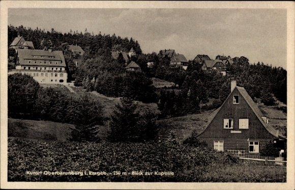 Ak Oberbärenburg Altenberg im Erzgebirge, Kurort  Blick zur Kapelle, Landschaft mit Häusern