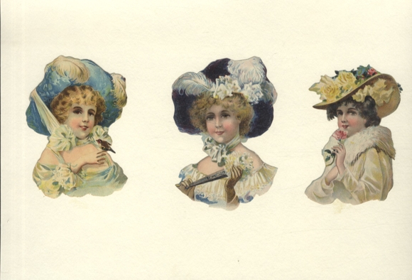 3 opłatki przedstawiające młode kobiety w bujnych kapeluszach, każdy o wymiarach ok. 11 x 8 cm