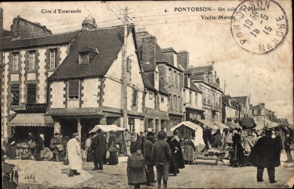 Ak Pontorson Manche, Marktszene, alte Gebäude, Menschenmengen, Stände, Côte d'Emeraude