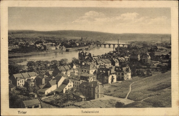 Ak Trier an der Mosel,  Totalansicht, Fluss, Brücke, Häuser