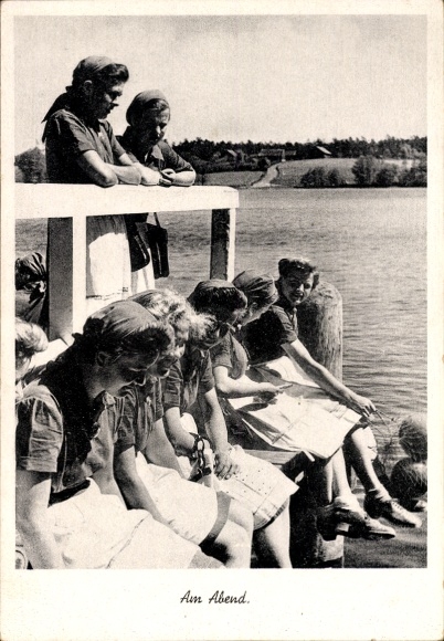 Ak Reichsarbeitsdienst, Arbeitsmaiden am Abend, Steg am Wasser