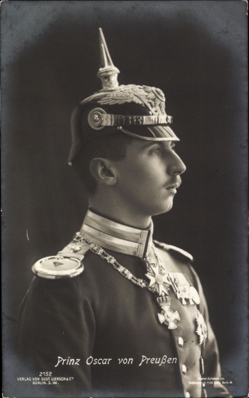 Postcard Prince Oskar of Prussia, portrait in uniform, spiked helmet, medal