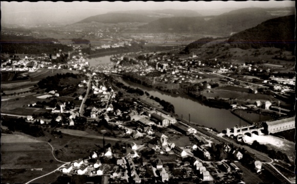 Ak Laufenburg am Hochrhein, Luftaufnahme der Stadt, Rhein, Landhäuser, Berge