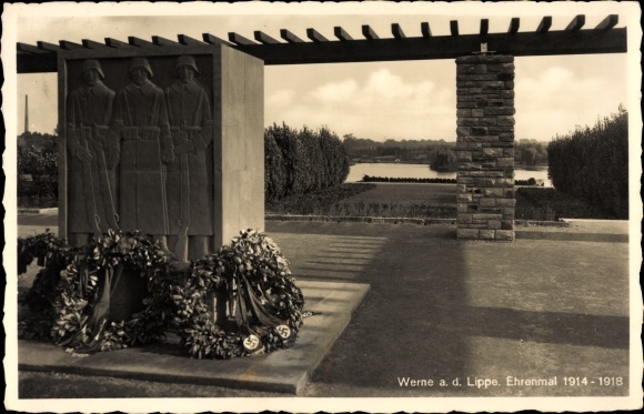 Postcard Werne in the district of Unna North Rhine-Westphalia, memorial 1914 1918, wreaths of flowers