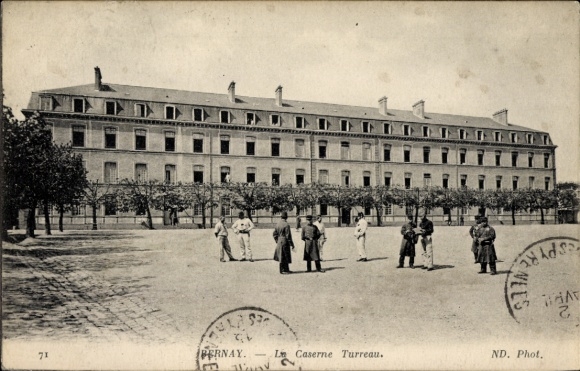 Ak Bernay Eure, Historisches Gebäude, Soldaten, Bäume, Schwarz-Weiß-Foto
