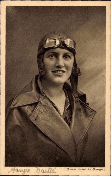 Postcard French aviation pioneer Marys Bastie, portrait, aviator cap, aviator goggles