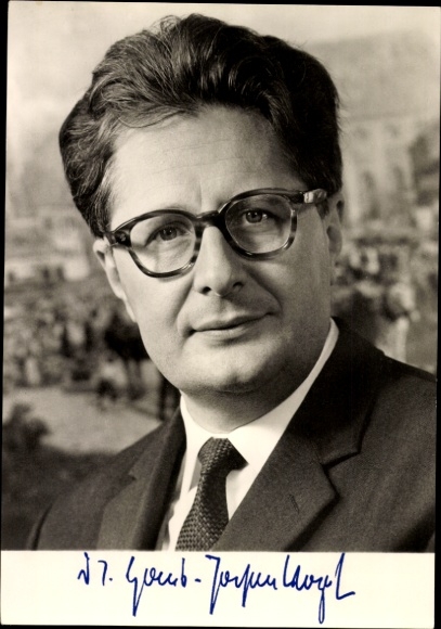 Photo Dr. Hans Jochen Vogel, Federal Minister of Justice, portrait, beaming
