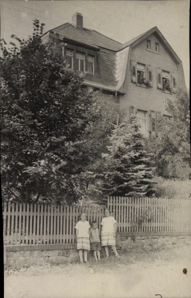 Photo Postcard Hamburg Nord Eppendorf, residential building at Postberg opposite cemetery, children