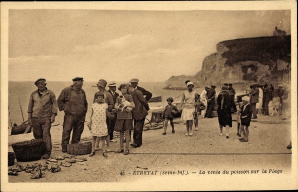 Ak Étretat Seine Maritime, Verkauf von Fisch am Strand, Menschen in historischen Kleidern, Küs...