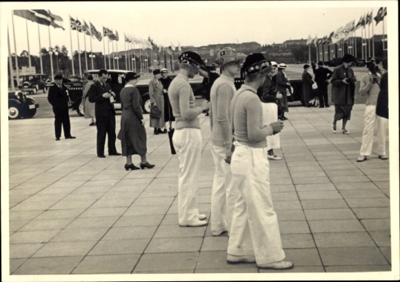 Foto Ak Olympische Spiele Berlin 1936, Besucher vor dem Olympiastadion, Fahnen, Autos