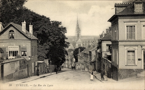 Postcard Évreux Eure, street with houses, church tower in the background, city scene
