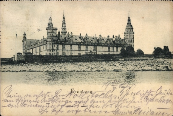 KP Helsingør Helsingør Dania, Kronborg Slot, zamek, widok na wodę zamku, duńska flaga,