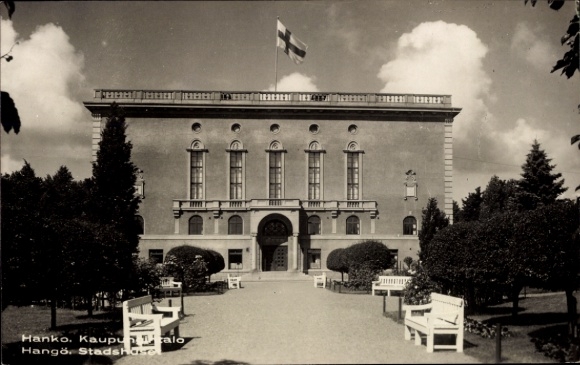 KP Hanko Hangö Finlandia, Kaupun, budynek z flagą, ogród z ławkami