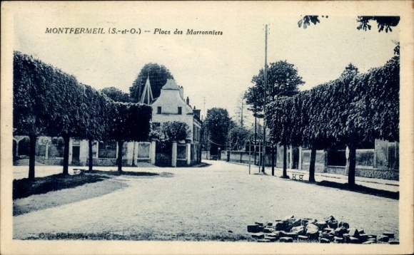 Ak Montfermeil Seine Saint Denis, Ort mit Bäumen, Gebäude im Hintergrund, Grasfläche, ruhige Umge