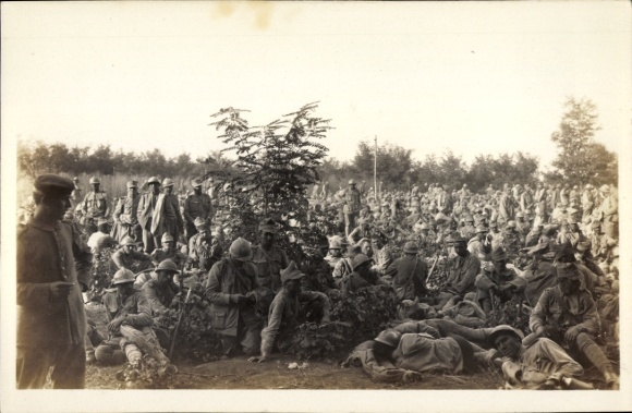 Foto Ak Kriegsgefangene, gefangene französische Soldaten in Uniform an einem Sammelplatz, 1. WK