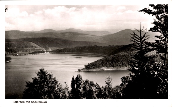 Zdjęcie Waldeck am Edersee Hesja, czarno-biały krajobraz, mur zapory, góry