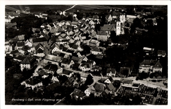 Ak Parsberg in der Oberpfalz,  kleiner Ort mit Kirche, viele einzelne Häuser, umgeben von Bäum...