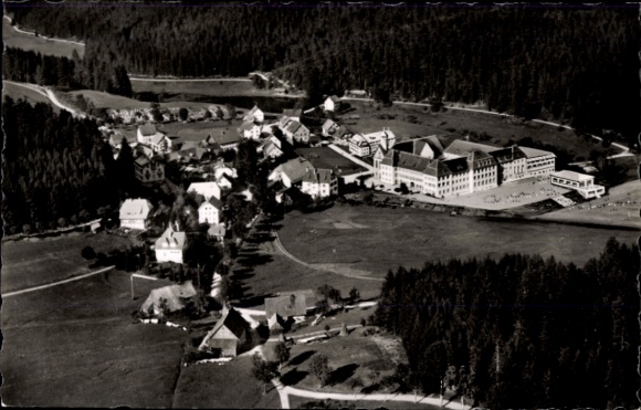 Ak Friedenweiler im Schwarzwald, Luftaufnahme von  umliegenden Häusern, Wald