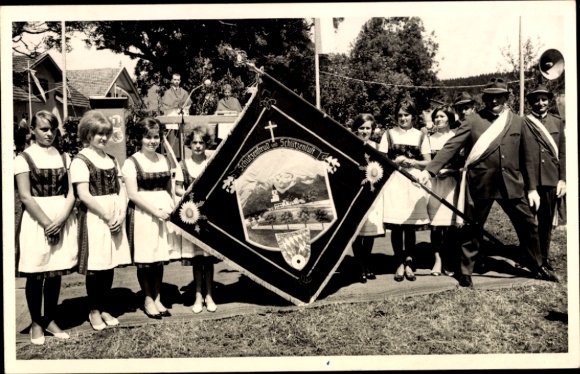 Foto Friesenried in Schwaben, Fest, Mädchen in Trachten, Standarte