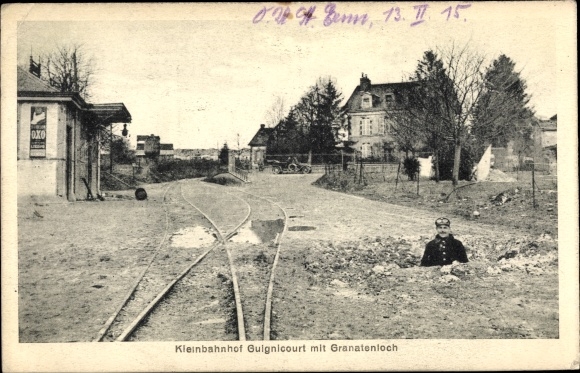 Postcard Guignicourt Aisne, small station with grenade hole, soldier