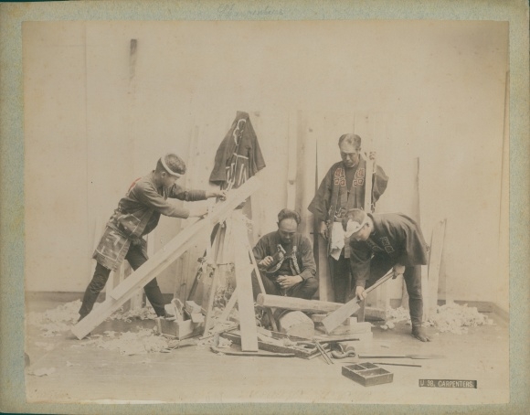 Photo Japanese carpenters at work