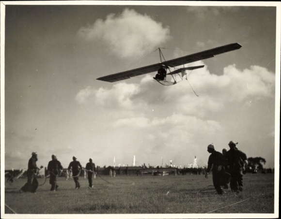 Foto Mandschukuo Staat Mandschu, Segelfliegerwettbewerb, Segelflugzeug beim Start