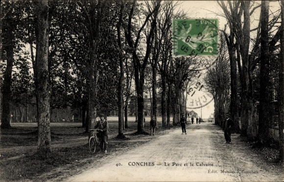 Ak Conches en Ouche Eure, Baumallee, Park, Calvaire, Fahrradfahrer, Spaziergänger
