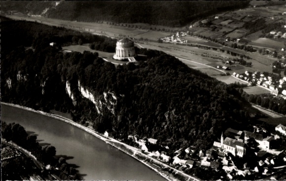 Ak Kelheim an der Donau Niederbayern, Landschaft, Fluss, Hügel, Monument, Schwarz-Weiß-Foto