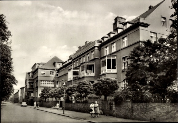 Postcard Halle an der Saale, St. Barbara Hospital in black and white photo, two women with bags