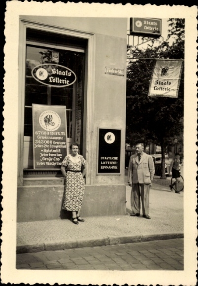 Photo Zella Mehlis in the Thuringian Forest, man and woman in front of a shop, state lottery