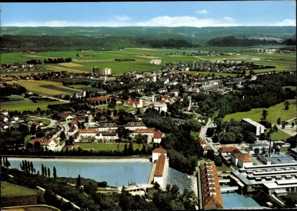 Ak Töging am Inn Oberbayern, Luftaufnahme von Töging, grüne Landschaft, Fluss, gepflegte Gebäude